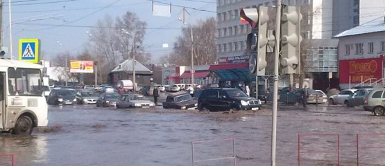 На улице Магистральной из-за подтопления плавают машины, а в Ижевске введен режим повышенной готовности