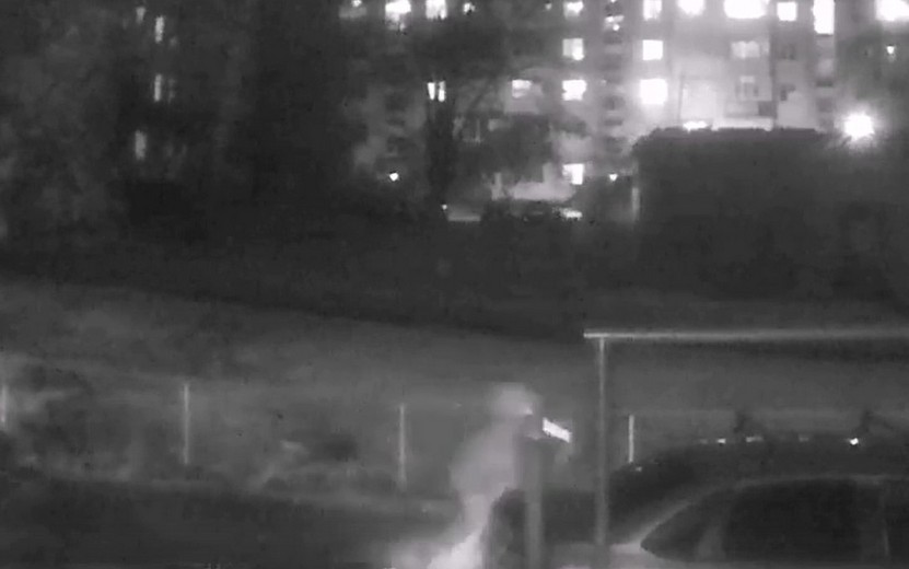 Видеофакт: вырванное ветром окно чуть не попало в ребенка в Ижевске