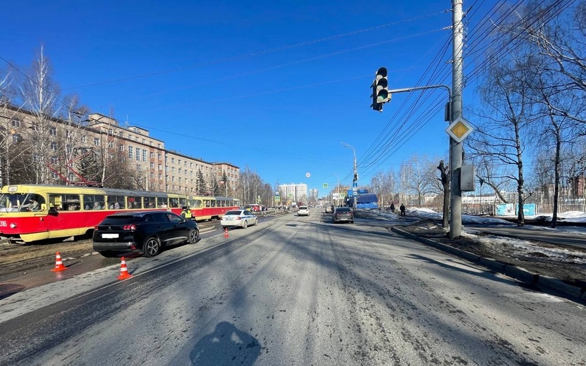 72-летняя женщина попала под колеса «Пежо» в Ижевске