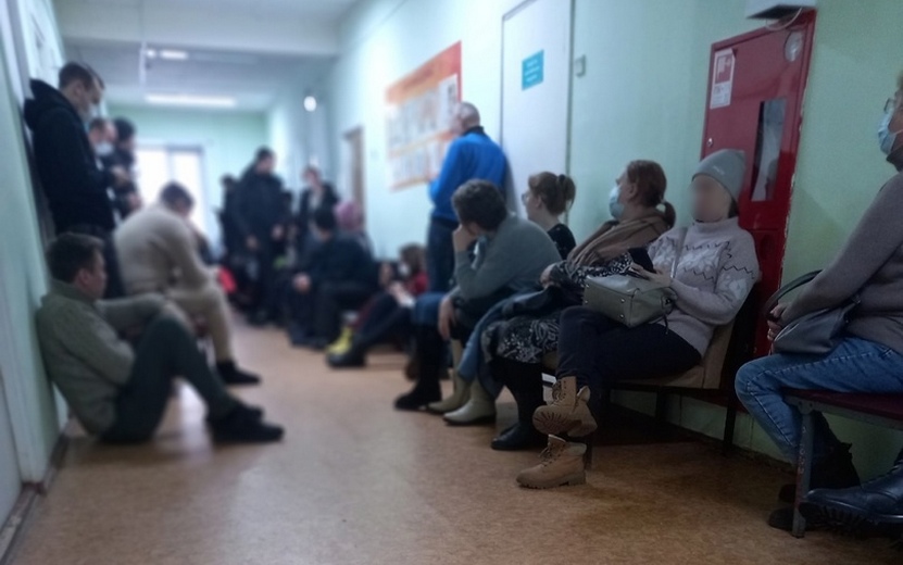«Сидим на полу»: пациенты ГКБ №9 Ижевска пожаловались на огромные очереди