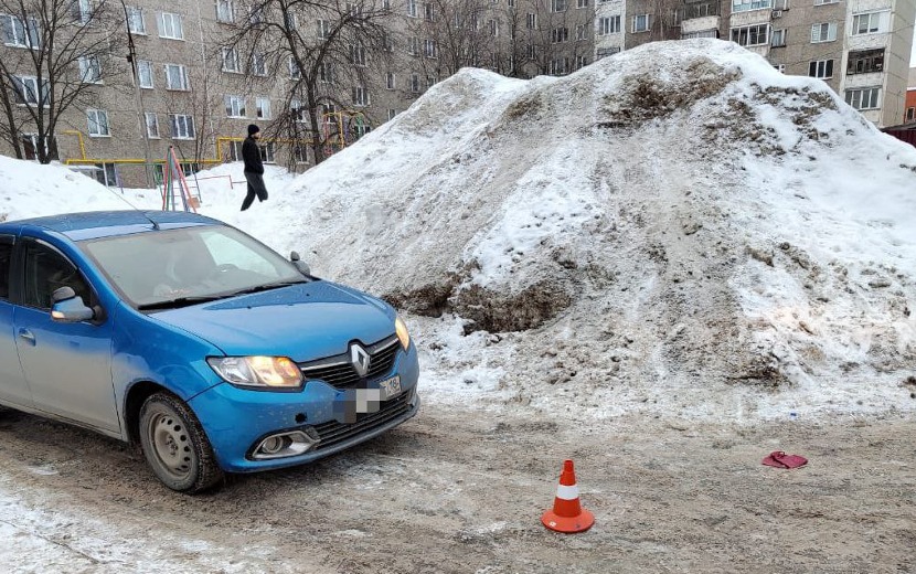 Женщина на автомобиле наехала на 7-летнего ребенка, который скатился с несанкционированной горки в Ижевске