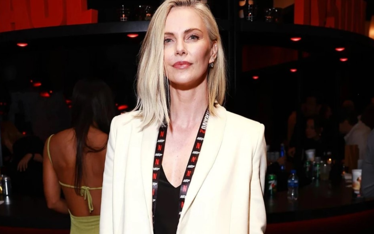 50-летняя Шарлиз Терон в микрокупальнике произвела фурор на пляже