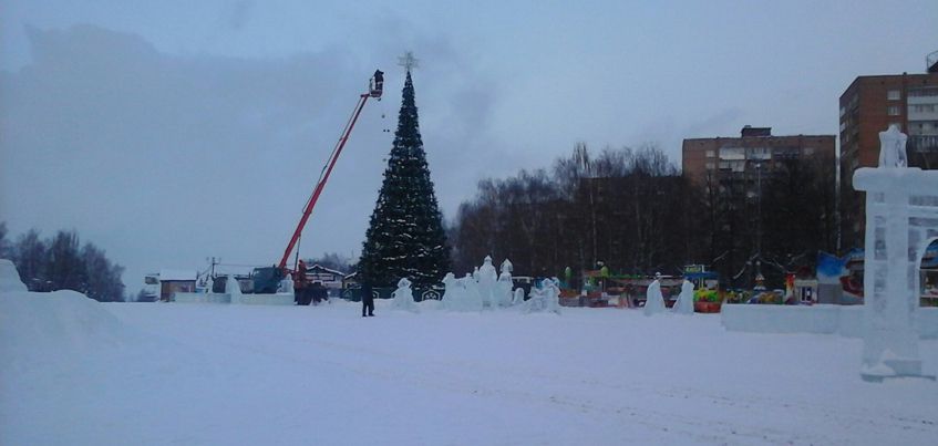 Фотофакт: В Ижевске начали разбирать елку на Центральной площади