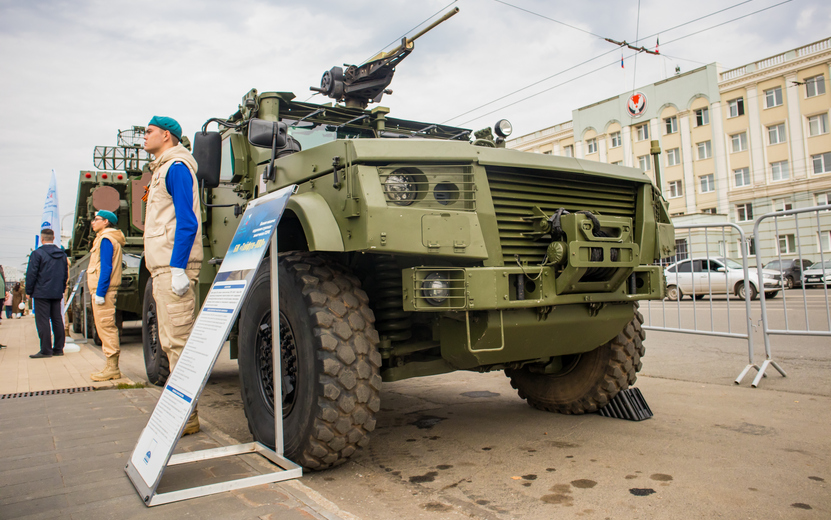 10 фото выставки техники оборонных предприятий Удмуртии на Центральной площади Ижевска