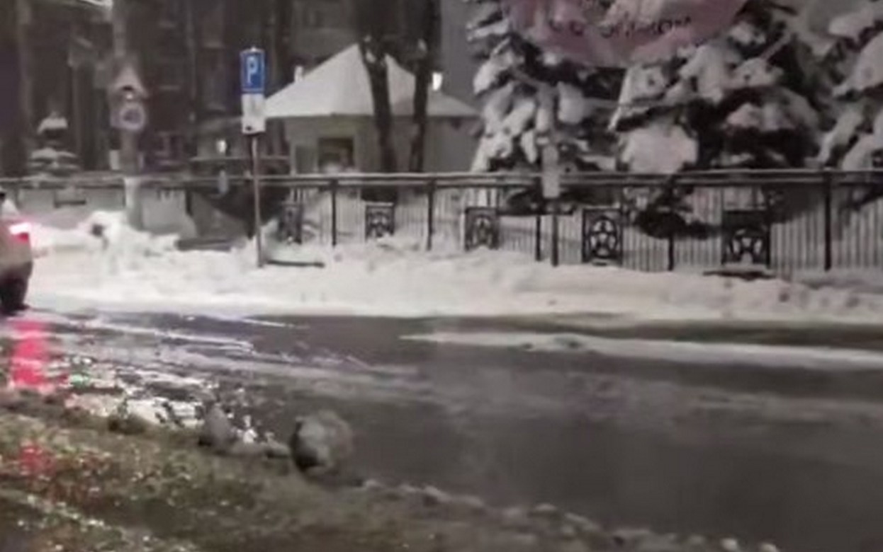 Участок улицы Коммунаров подтопило в Ижевске-1