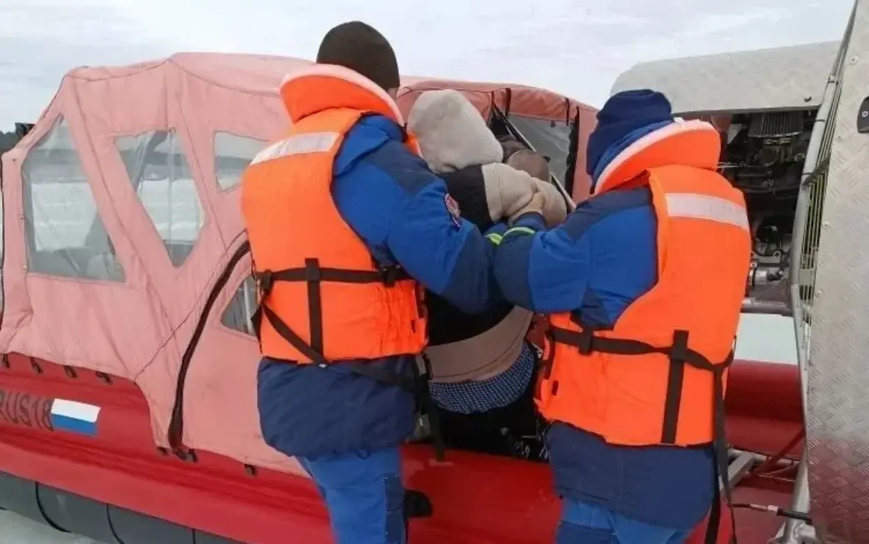 Мужчину и ребенка спасли со льда пруда в Воткинске