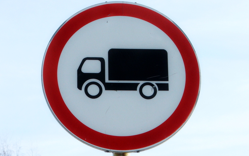Знаки «Движение грузовых автомобилей запрещено» установят на въездах в Ижевск