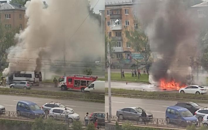 Фотофакт: микроавтобус загорелся на ул. Кирова в Ижевске