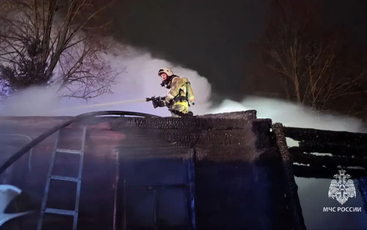 Жилой дом сгорел из-за непотушенной сигареты в Удмуртии