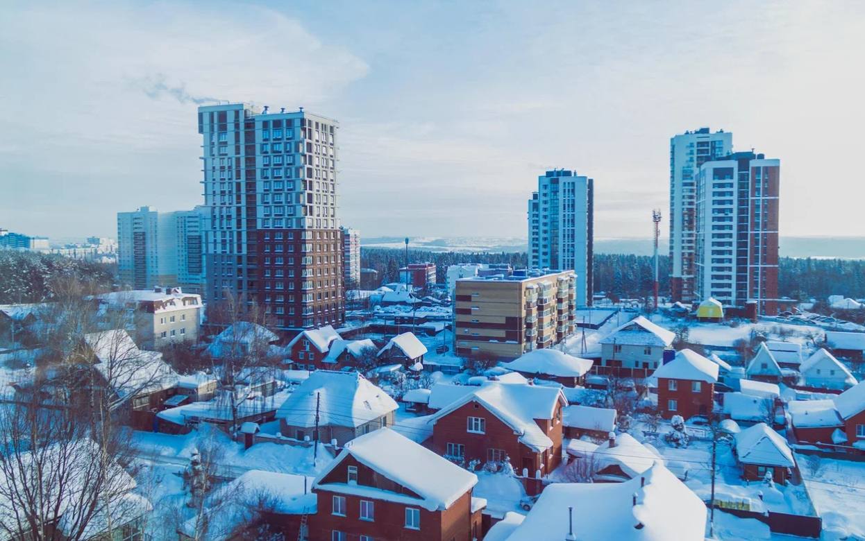 Курьезное ДТП, парковка у поликлиники и нечищенная улица: что обсуждают ижевчане в соцсетях 13 марта