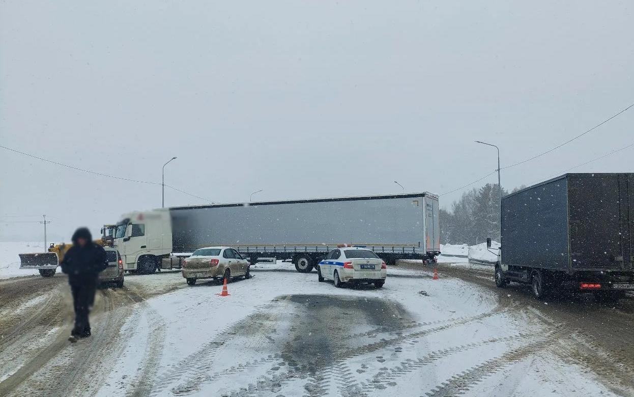 Двое взрослых и младенец пострадали в ДТП с фурой под Ижевском
