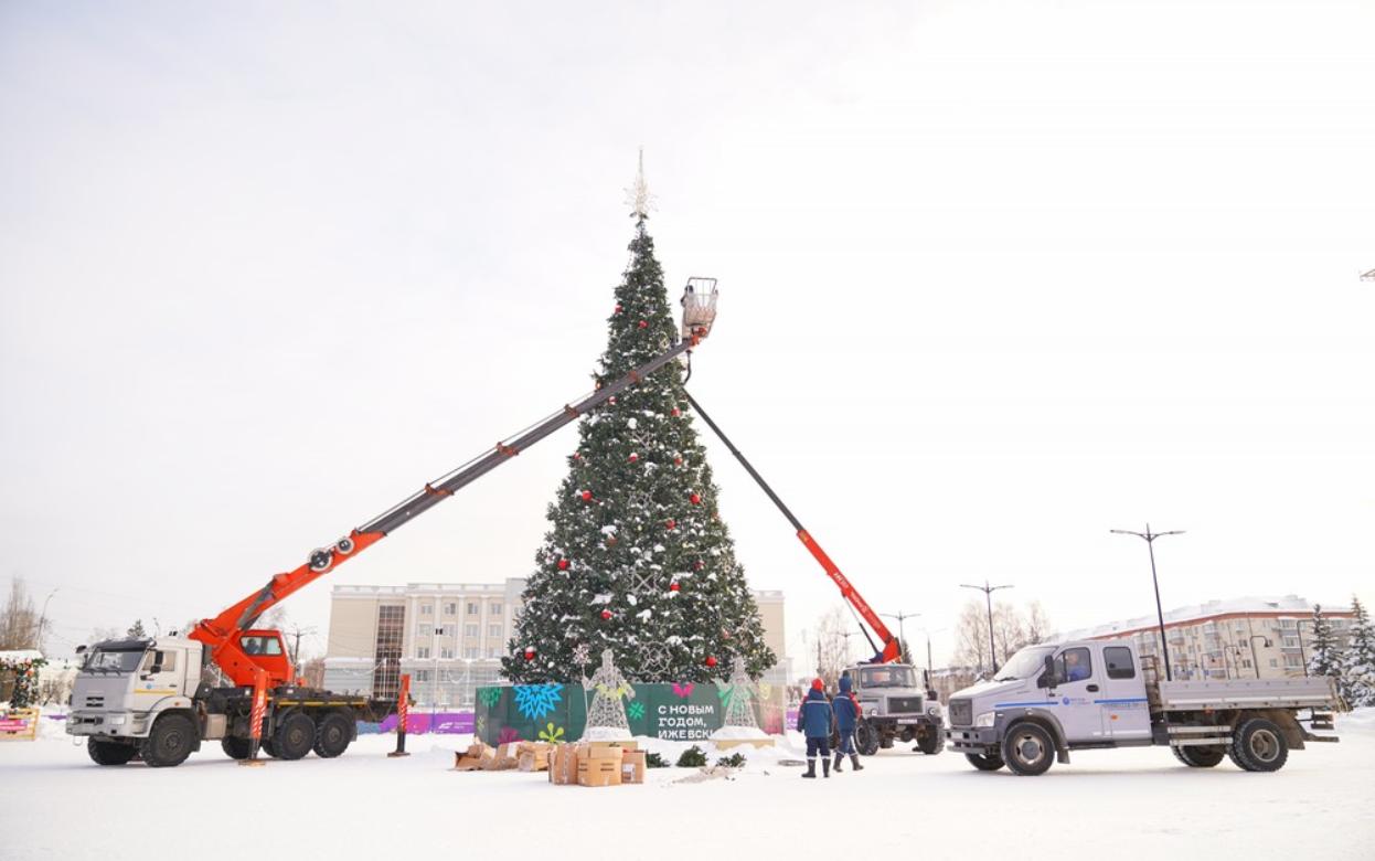 Новогоднюю елку начали разбирать на Центральной площади Ижевска