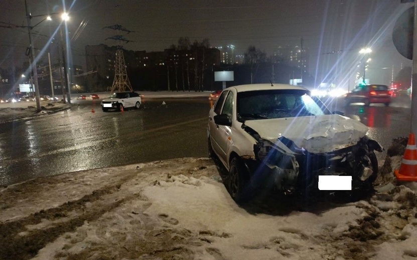 Бесправный водитель «Гранты» врезался в Land Rover в Ижевске