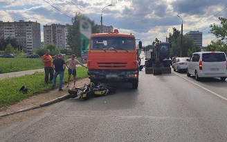 Мотоциклист на улице Автозаводской в Ижевске обгонял КамАЗ и столкнулся с экскаватором