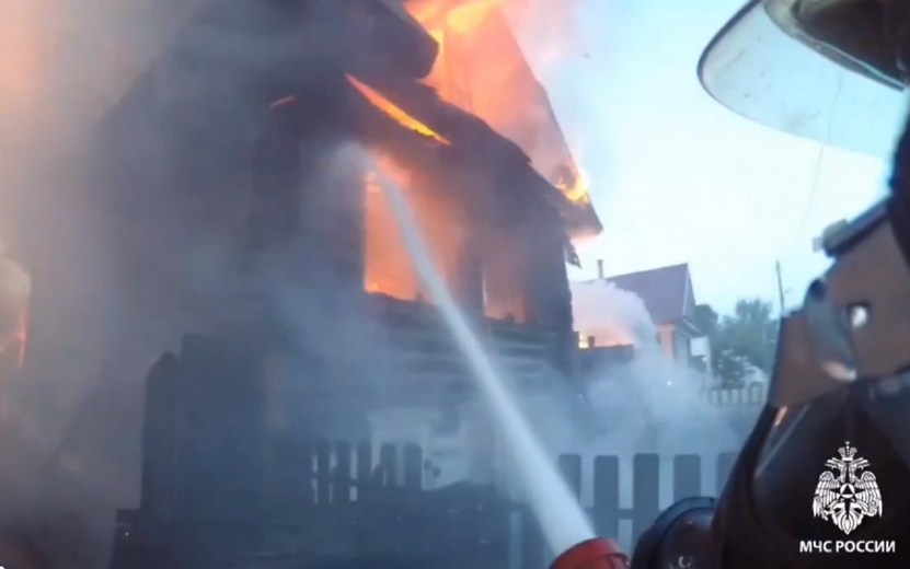 Видео: жилой дом сгорел ночью на Татарбазаре в Ижевске