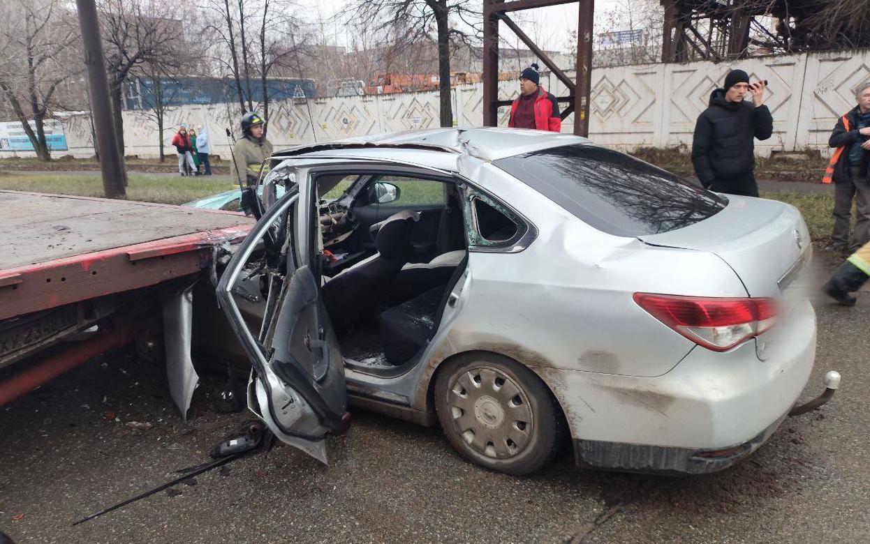 Водитель Nissan врезался в грузовик на ул. Новоажимова в Ижевске