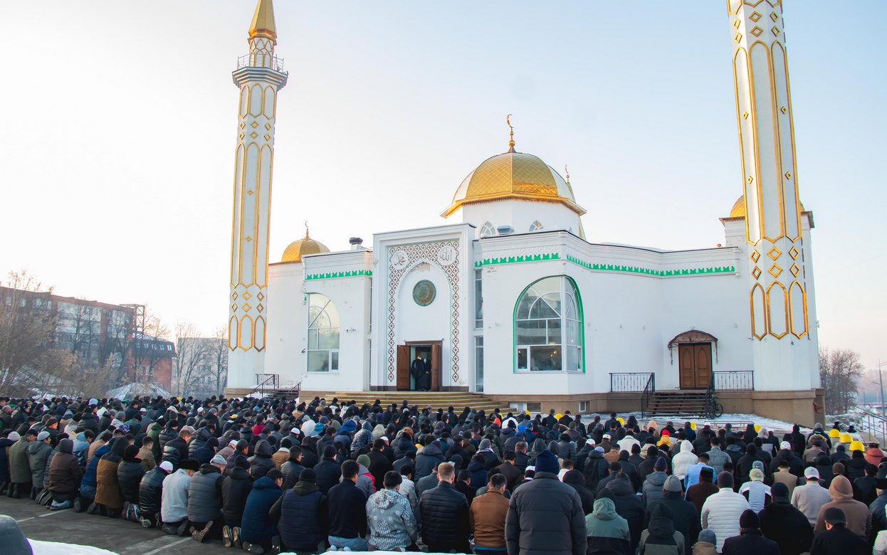 Фотофакт: мусульмане Ижевска празднуют Ураза-байрам
