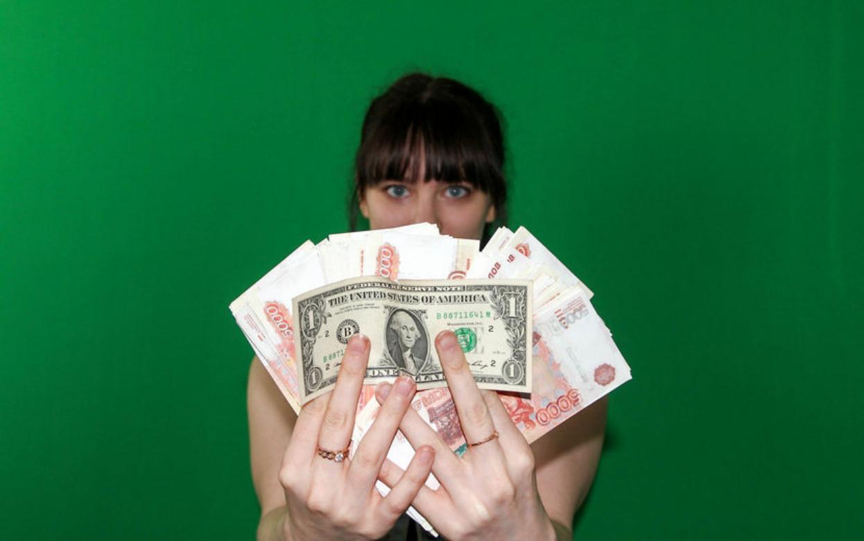 Минфин России приостановит операции с валютой на внутреннем рынке