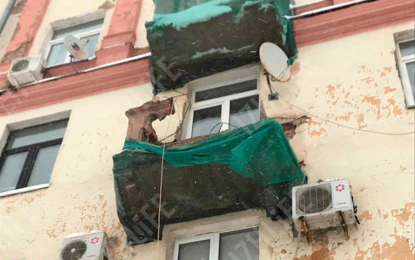 Фотофакт: балкон дома демонтируют в центре Ижевска