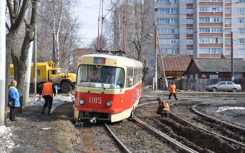 Из-за схода вагона трамваи не идут по Ленина и 40 лет Победы в Ижевске