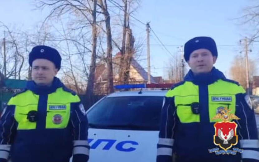 Инспекторы ГИБДД перелезли через забор и спасли мужчину из огня в Балезино. Видео: МВД по УР
