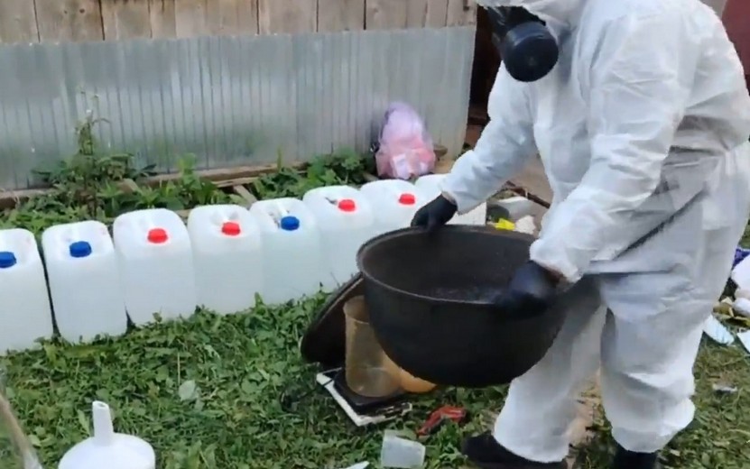 Пара из Ижевска производила наркотики в бане