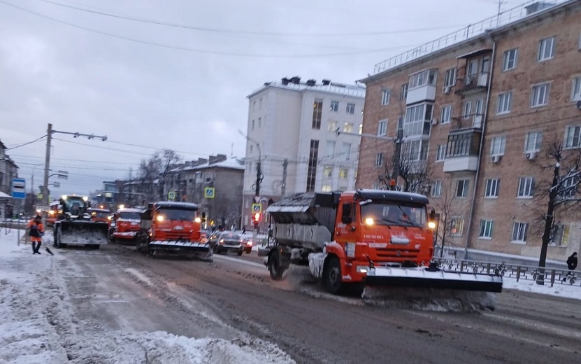 Последствия снегопада устраняют на улицах Ижевска