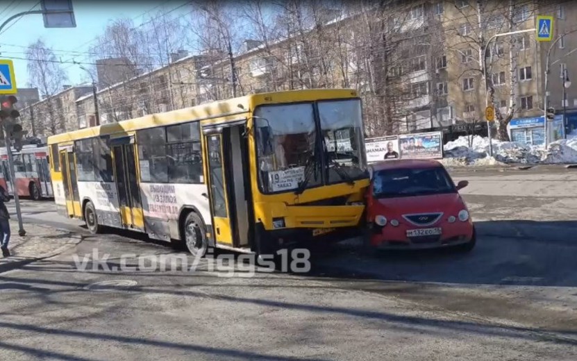 Автобус столкнулся с легковушкой в центре Ижевске
