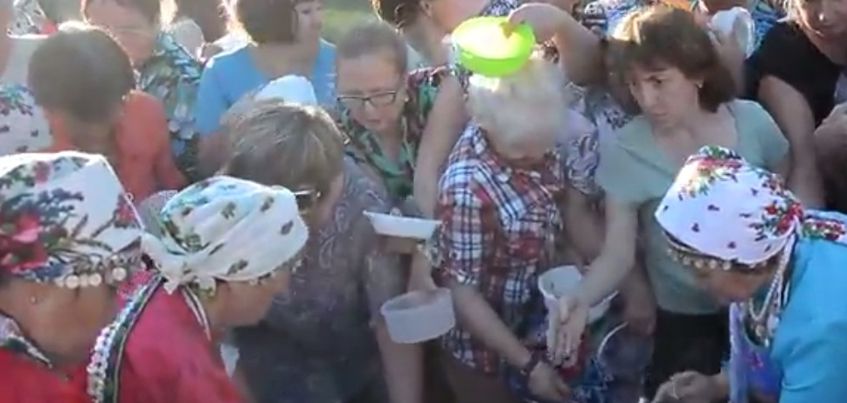 Видео: в Ижевске пенсионерки чуть не подрались из-за бесплатной каши