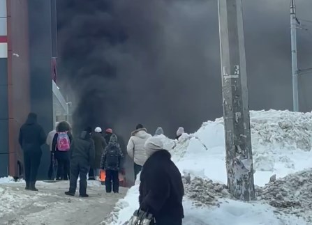 Видеофакт: машина загорелась у экорынка в Ижевске