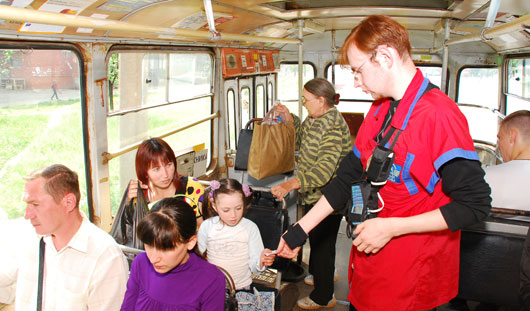 В 2009 году в автобусах Ижевска появились первые электронные терминалы. Причем поначалу они часто ломались, и кондукторам приходилось возвращаться к более привычным бумажным рулончикам