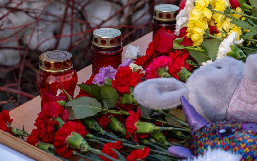 Жители Ижевска несут цветы и свечи к мемориалу. Фото: Сергей Грачев