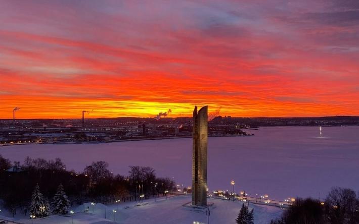 Декабрь горит: 10 фото потрясающего зимнего заката в Ижевске