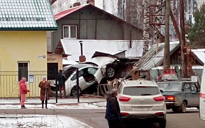 Появилось видео момента того, как BMW врезался в частный дом в Ижевске