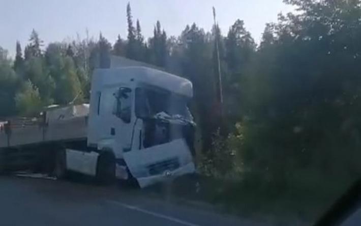 Водитель грузовика погиб в массовом ДТП в Удмуртии