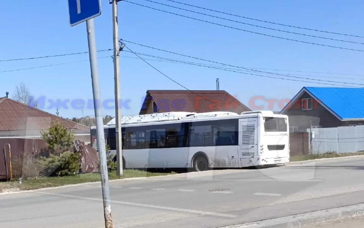 Автобус врезался в забор дома под Ижевском