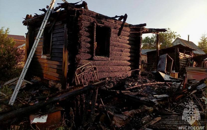 Дом пенсионера сгорел под Ижевском из-за оставленной газовой плитки