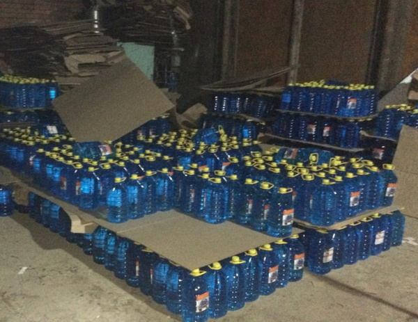 28 тонн метанола и 15 000 литров опасного алкоголя изъяли у членов банды в Удмуртии