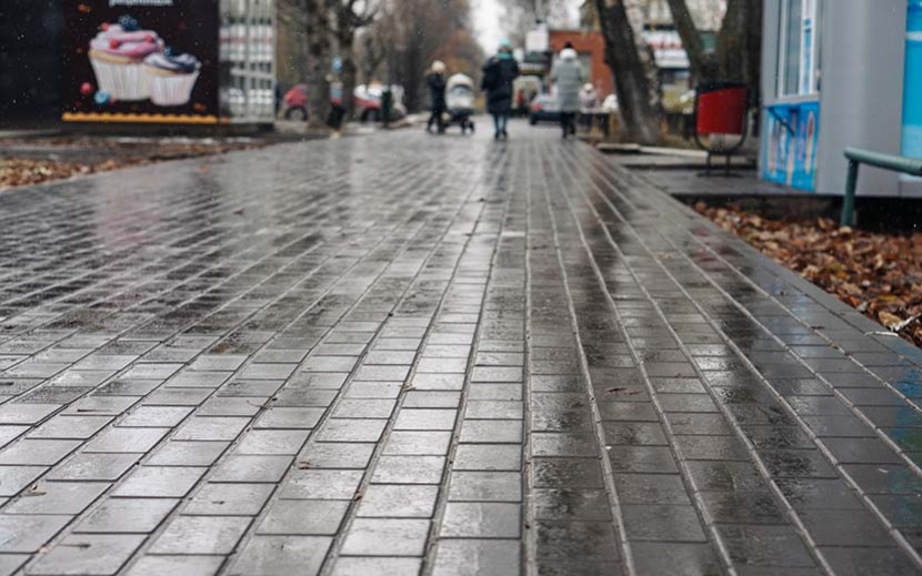 На тротуар улицы Дзержинского уложили брусчатку