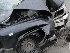 Пьяное ДТП в Удмуртии: водитель на «Волге» протаранил остановку, пострадала маленькая девочка