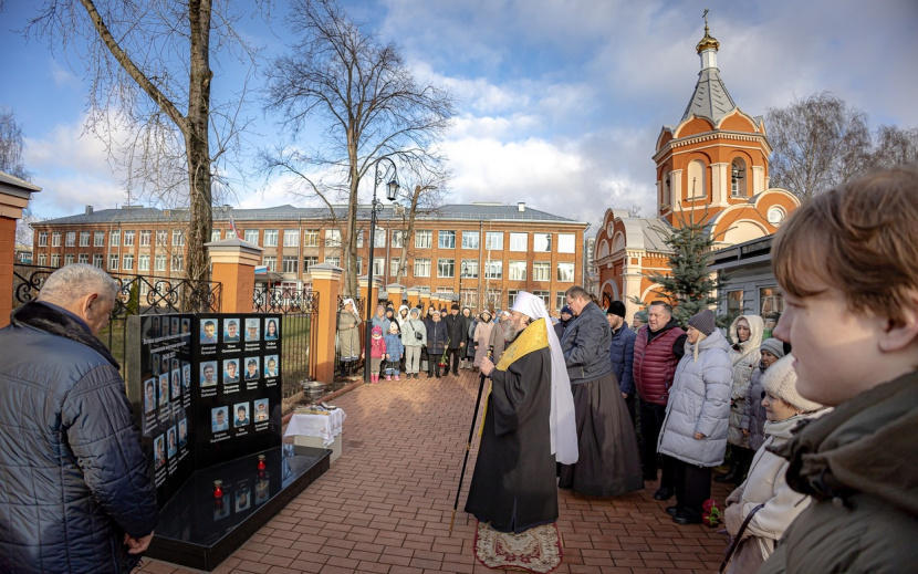Мемориал в честь погибших при стрельбе в школе № 88 открыли в Ижевске. Фото: vk.com/pravoslavieizhevsk