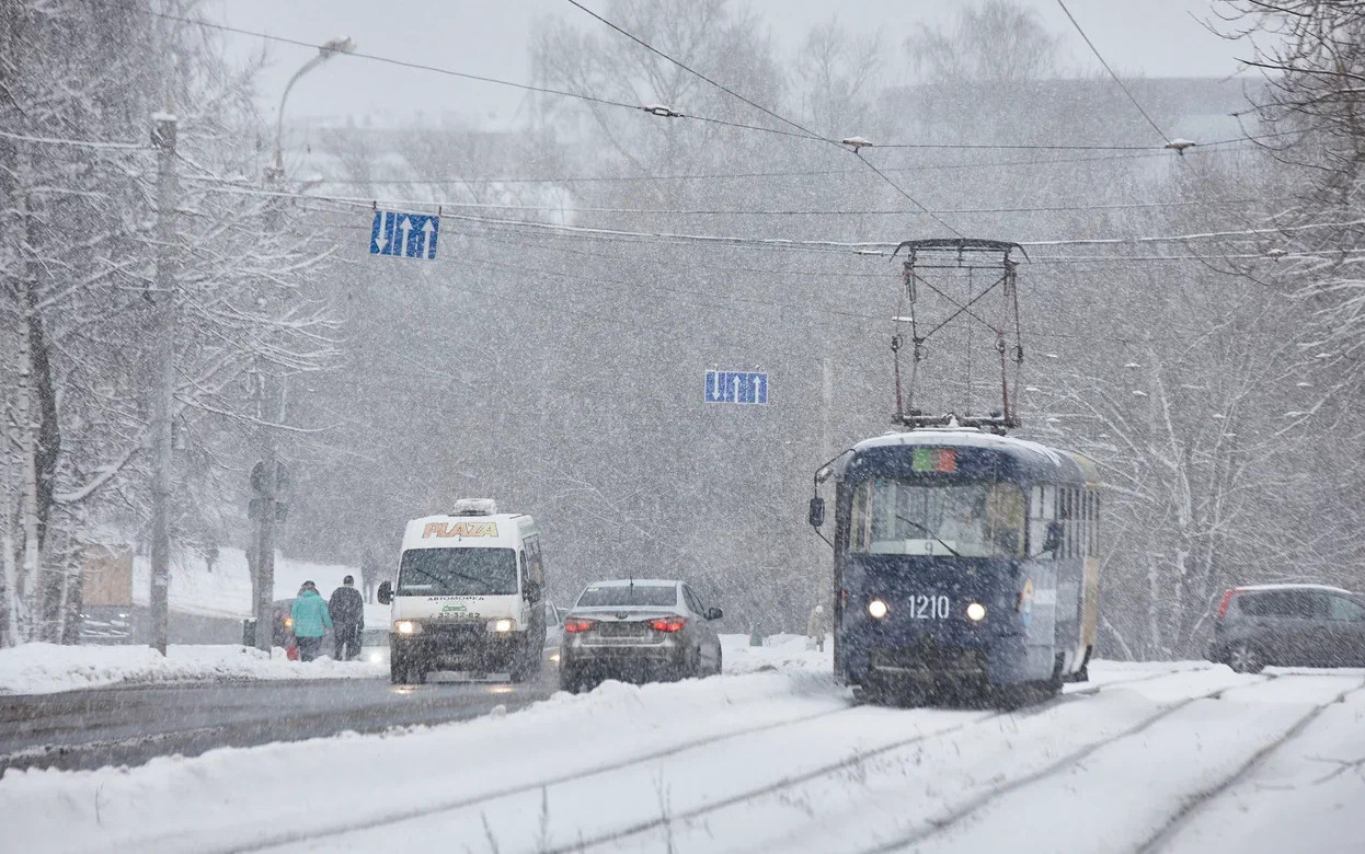 Более 10 случаев «зацепинга» зафиксировали на трамваях в Ижевске