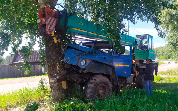 Автокран «Урал» врезался в дерево в Удмуртии