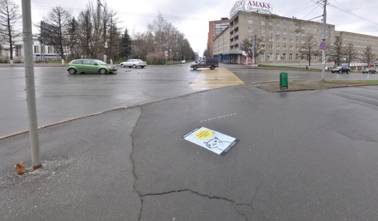 Скандальная реклама появилась на асфальте в Ижевске