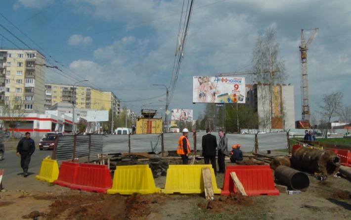 Асфальт провалился на улице Автозаводской в Ижевске