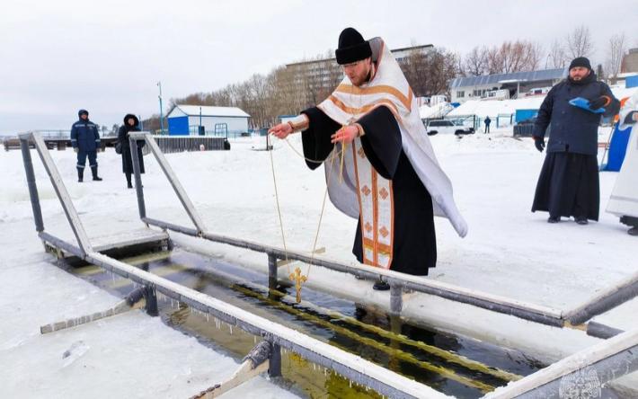 Купель для крещенских купаний освятили на пруду в Ижевске