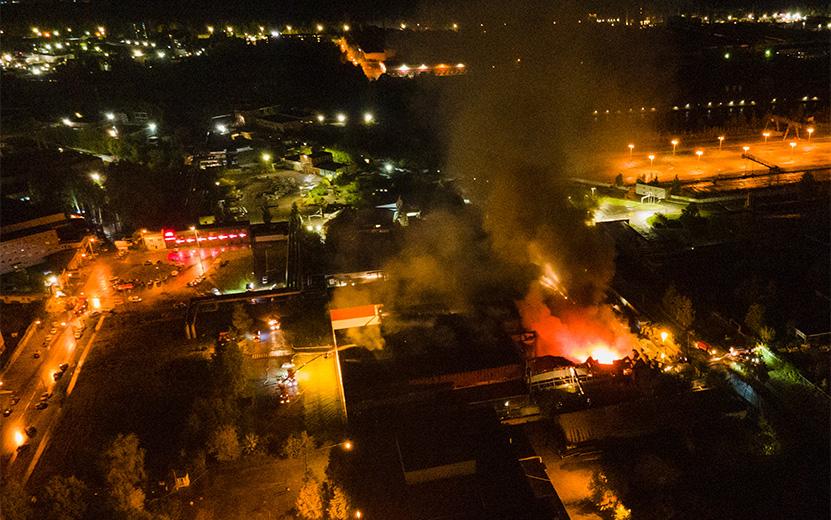 Зарево над Салютовской: 7 фото со страшного пожара на производстве краски в Ижевске