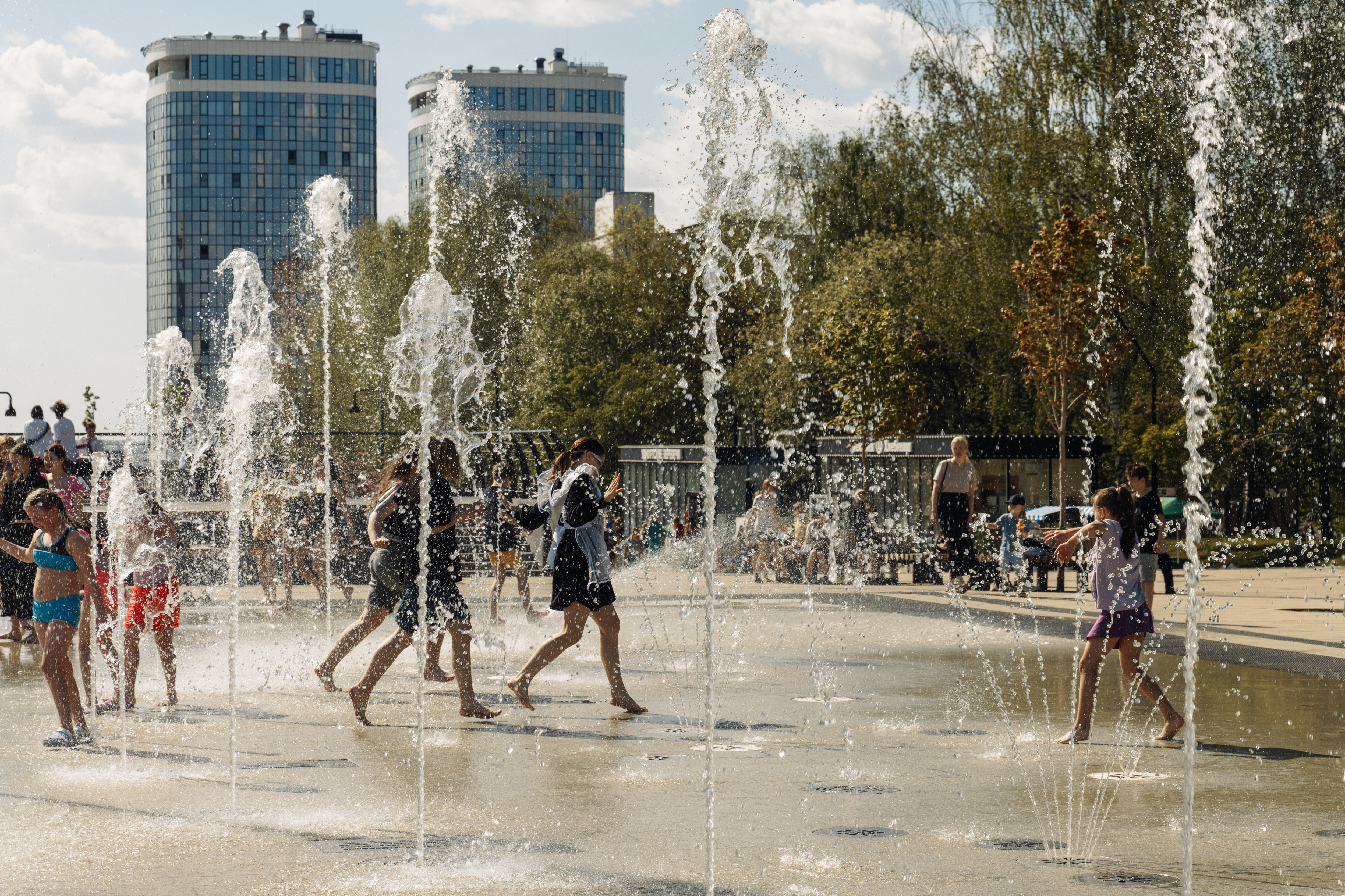 Выпускники Ижевска отметили последний звонок купанием в фонтанах