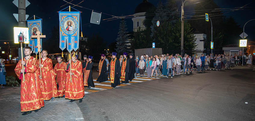 Фотофакт: ночной крестный ход в память о канонизированной царской семье состоялся в Ижевске