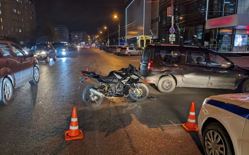 Девушка на мотоцикле пострадала в ДТП на улице Холмогорова в Ижевске
